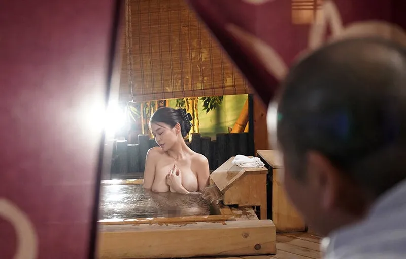 Bạn gái của con trai bị bố người chồng nhìn trộm khi đang tắm rồi đụ đến mang thai